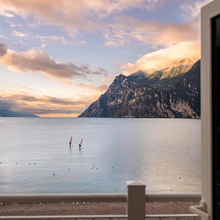 Hotel Baia Azzurra - Lake Front Torbole Sul Garda Екстериор снимка