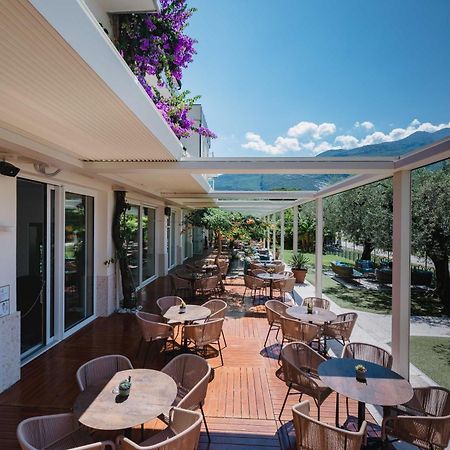 Hotel Baia Azzurra - Lake Front Torbole Sul Garda Екстериор снимка