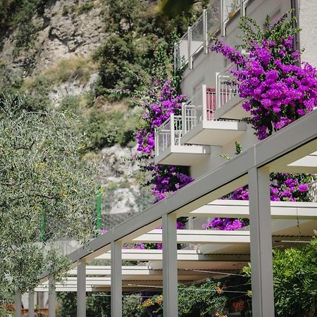 Hotel Baia Azzurra - Lake Front Torbole Sul Garda Екстериор снимка