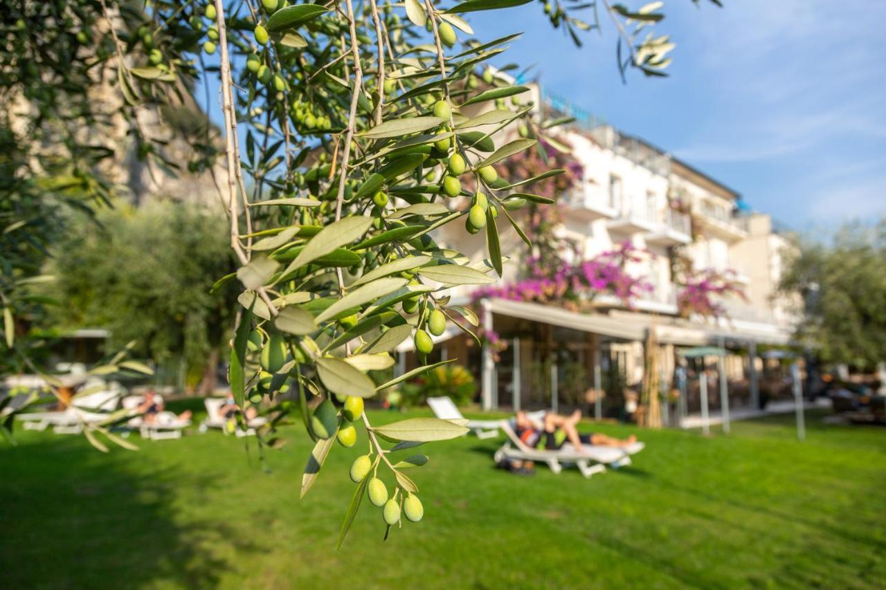 Hotel Baia Azzurra - Lake Front Torbole Sul Garda Екстериор снимка