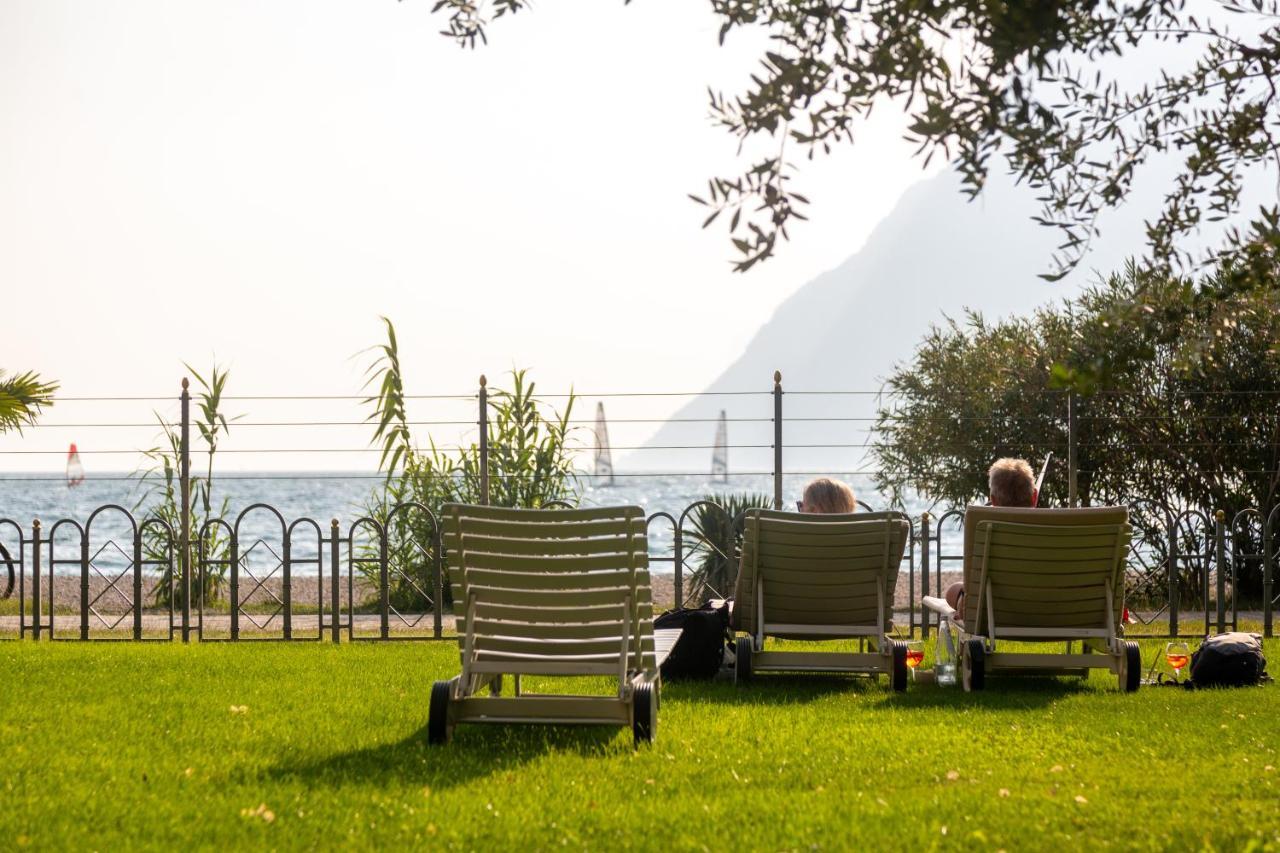 Hotel Baia Azzurra - Lake Front Torbole Sul Garda Екстериор снимка