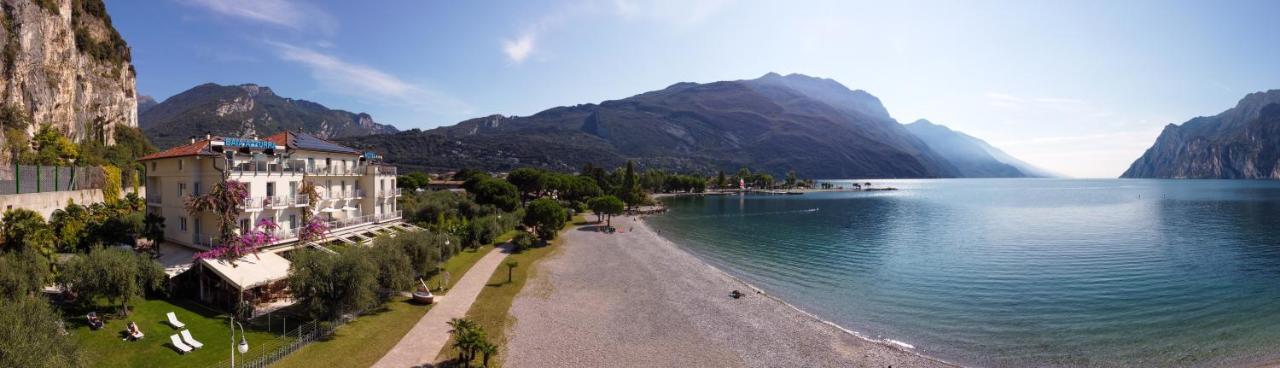 Hotel Baia Azzurra - Lake Front Torbole Sul Garda Екстериор снимка