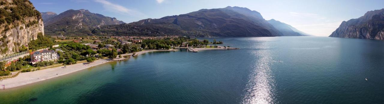 Hotel Baia Azzurra - Lake Front Torbole Sul Garda Екстериор снимка