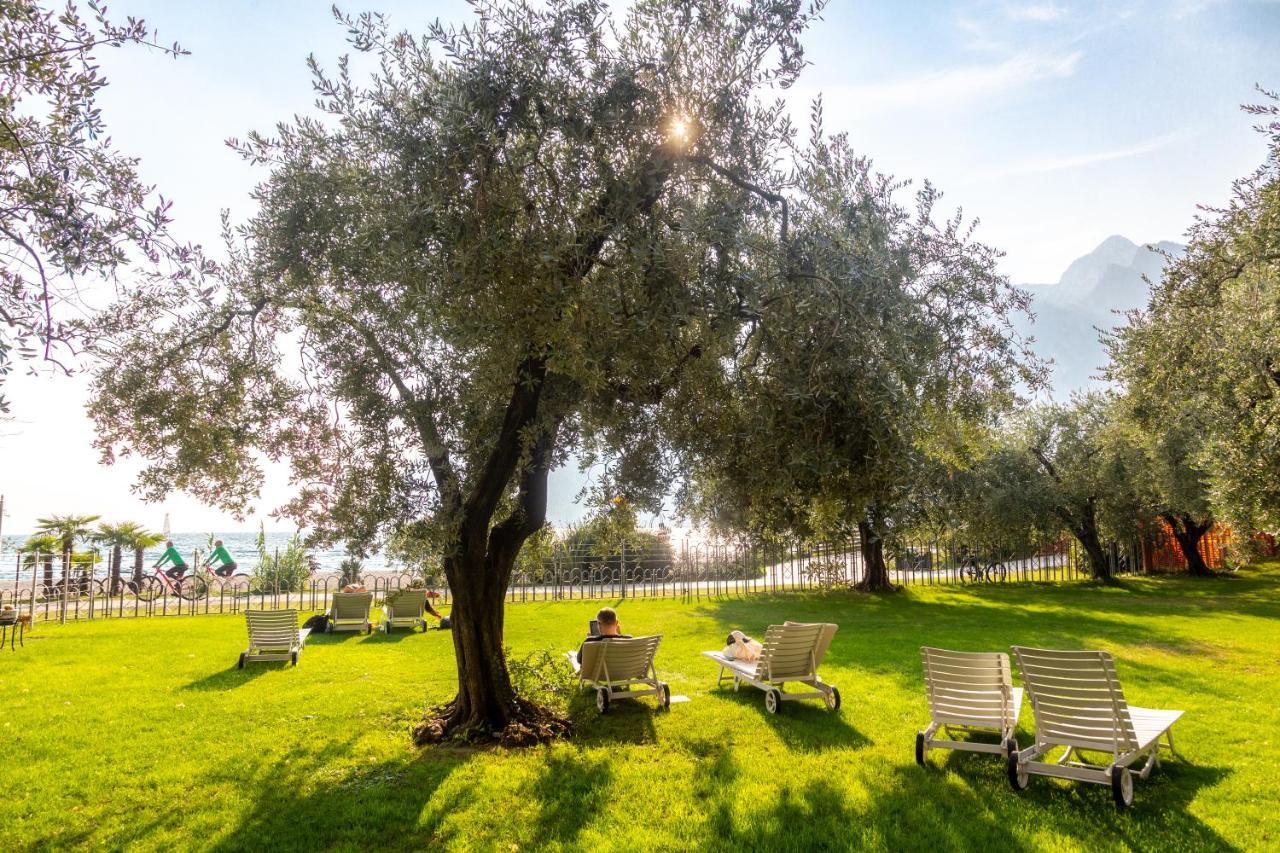 Hotel Baia Azzurra - Lake Front Torbole Sul Garda Екстериор снимка