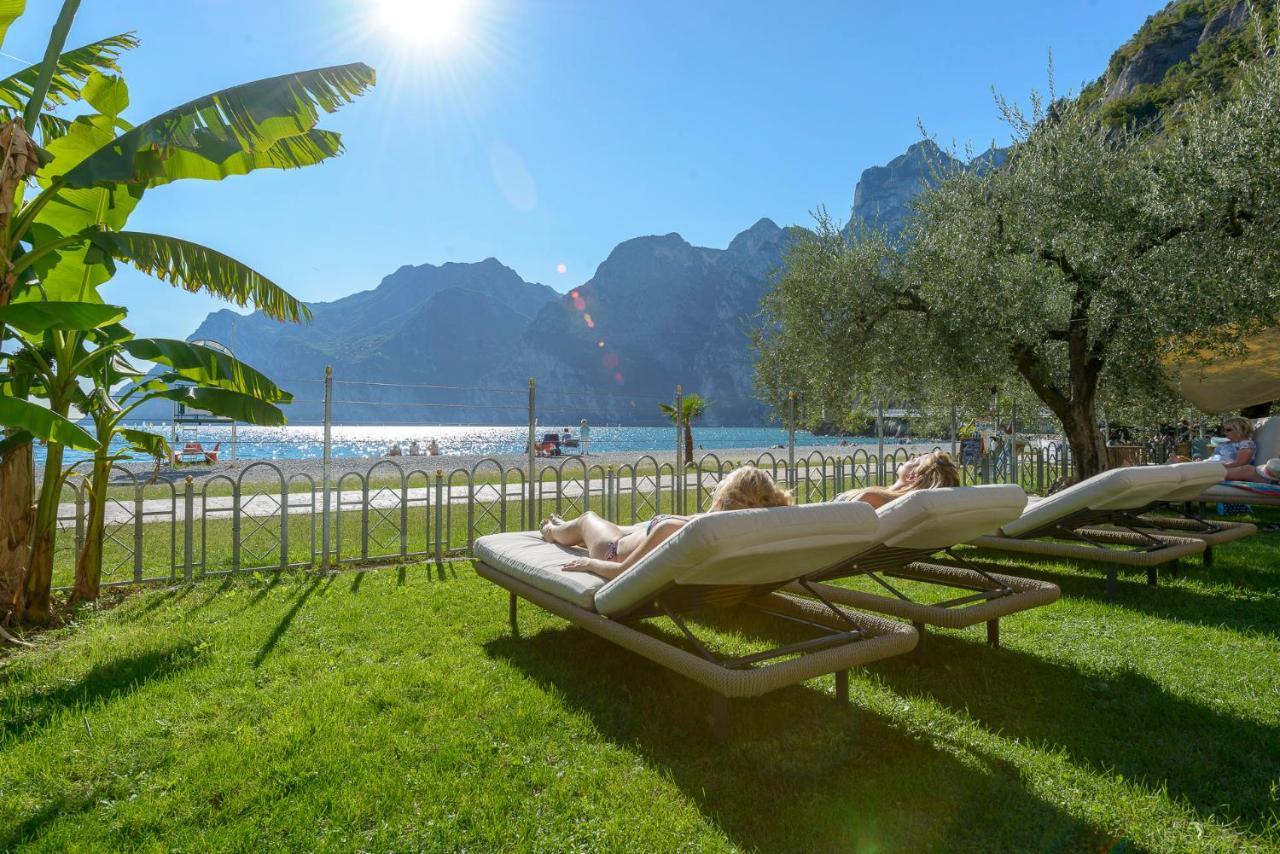 Hotel Baia Azzurra - Lake Front Torbole Sul Garda Екстериор снимка