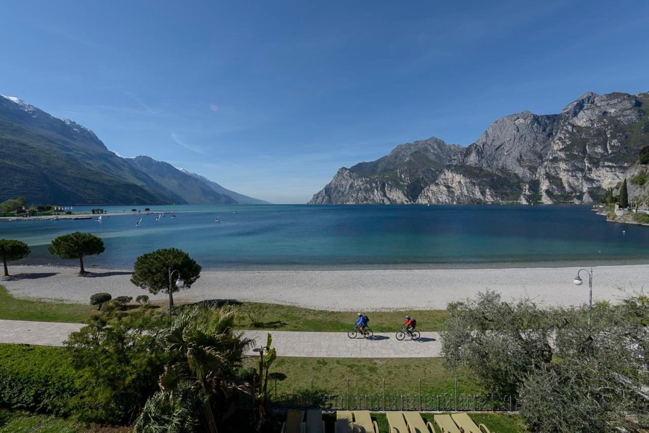 Hotel Baia Azzurra - Lake Front Torbole Sul Garda Екстериор снимка