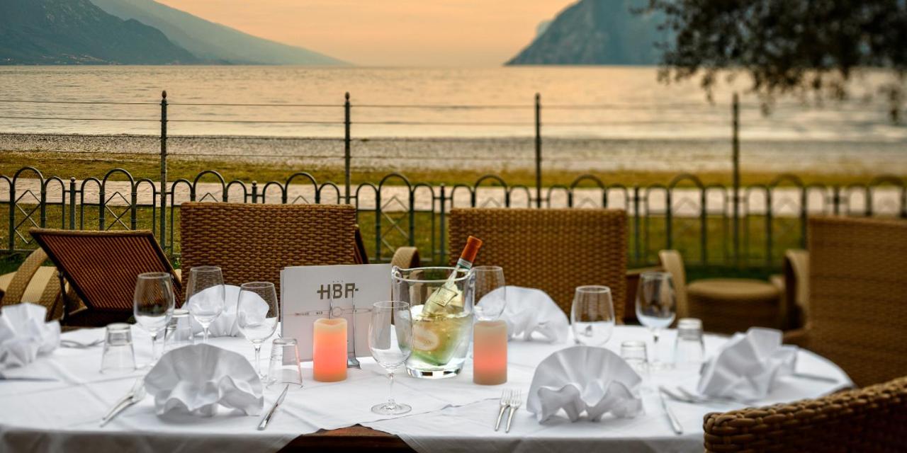 Hotel Baia Azzurra - Lake Front Torbole Sul Garda Екстериор снимка