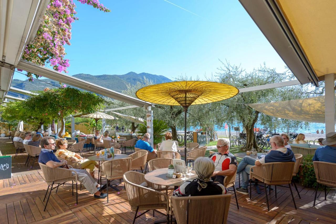 Hotel Baia Azzurra - Lake Front Torbole Sul Garda Екстериор снимка