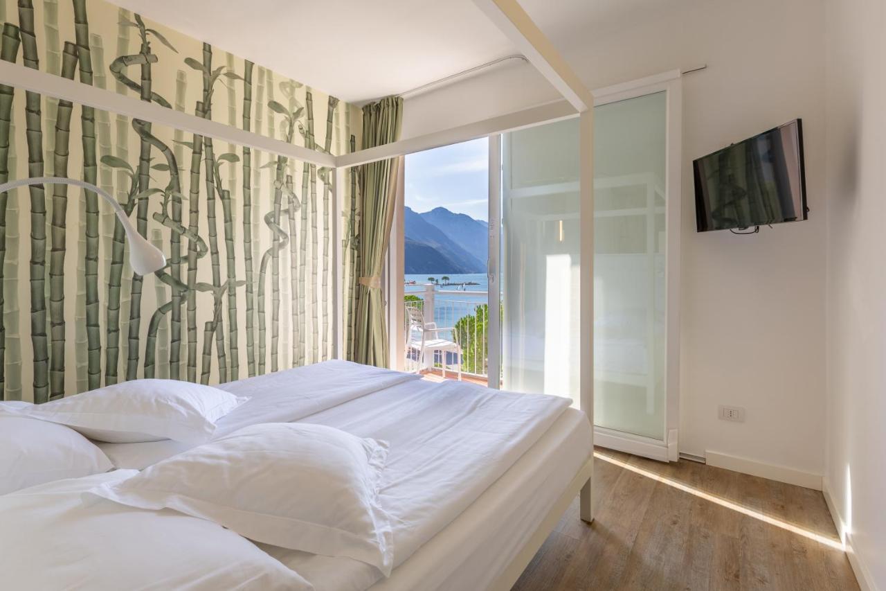 Hotel Baia Azzurra - Lake Front Torbole Sul Garda Екстериор снимка