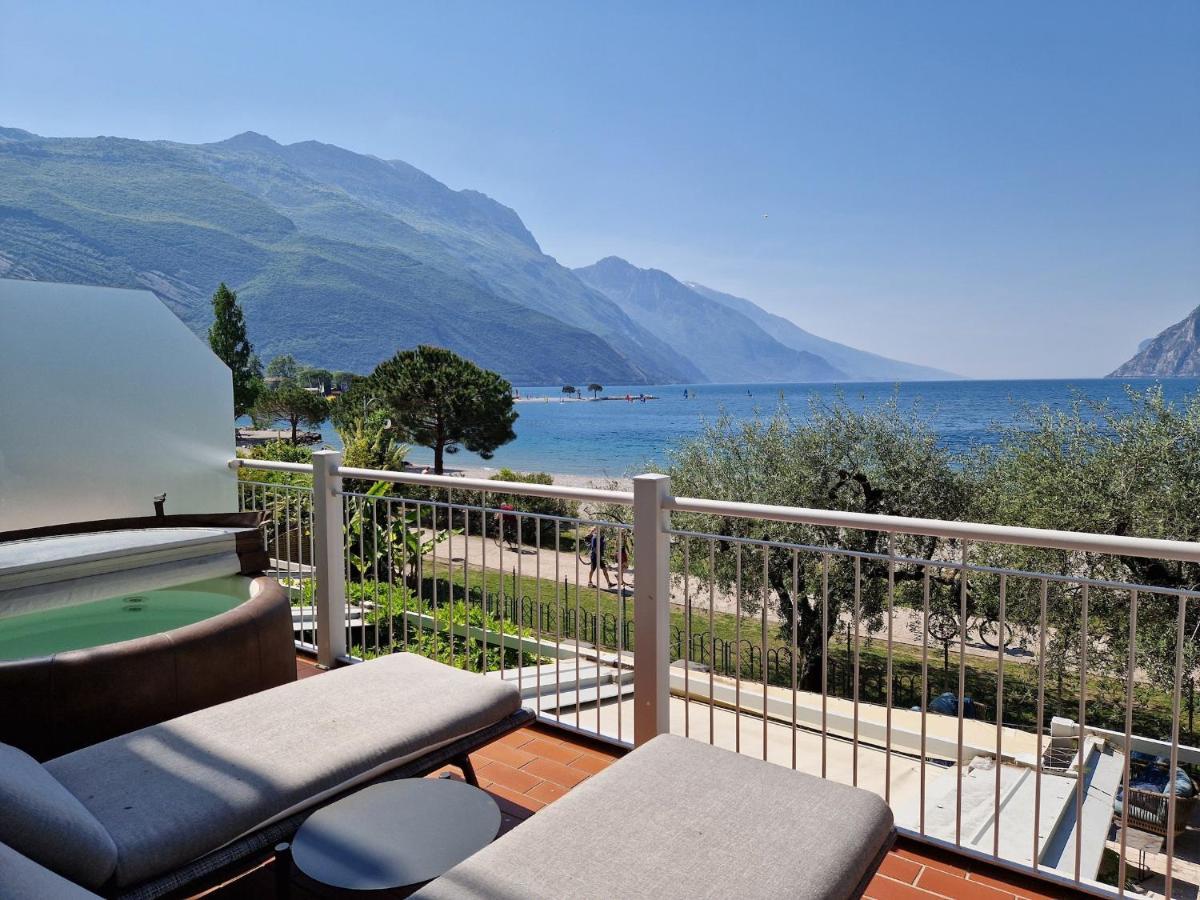 Hotel Baia Azzurra - Lake Front Torbole Sul Garda Екстериор снимка