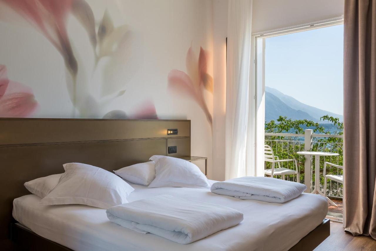 Hotel Baia Azzurra - Lake Front Torbole Sul Garda Екстериор снимка