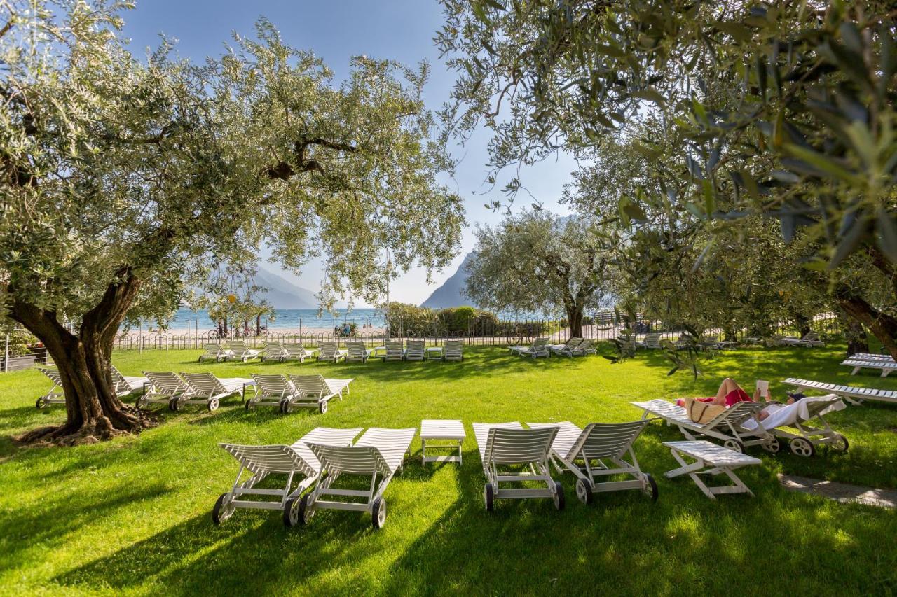 Hotel Baia Azzurra - Lake Front Torbole Sul Garda Екстериор снимка