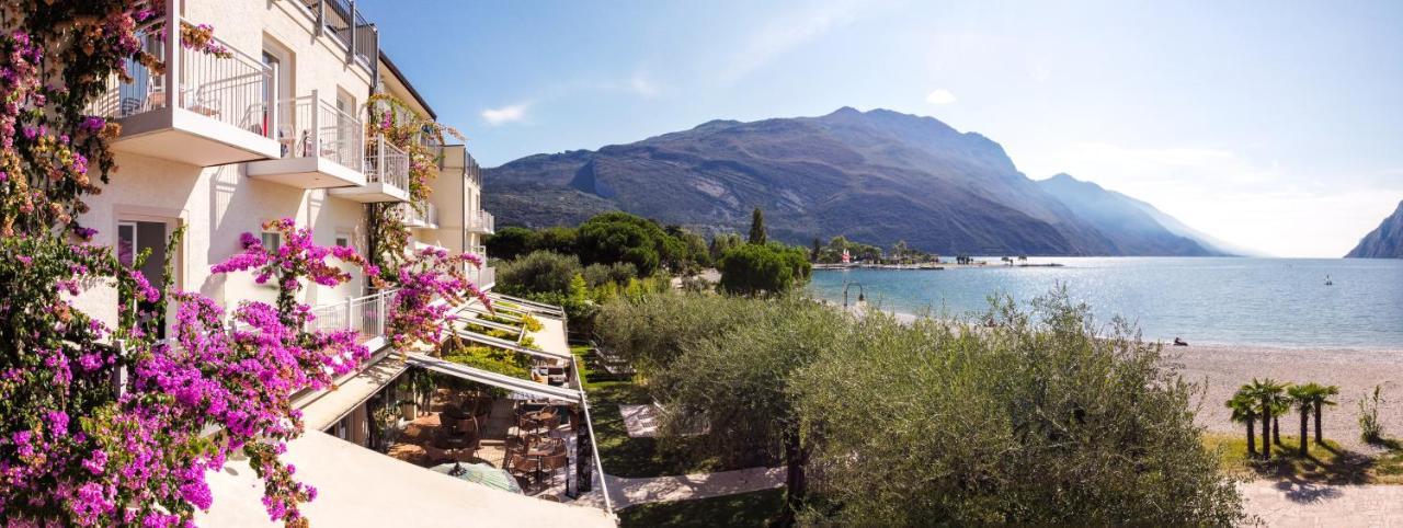 Hotel Baia Azzurra - Lake Front Torbole Sul Garda Екстериор снимка