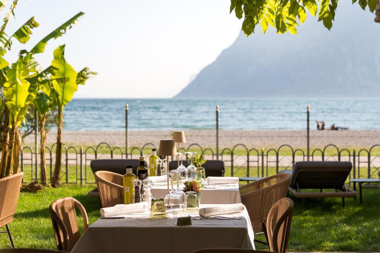 Hotel Baia Azzurra - Lake Front Torbole Sul Garda Екстериор снимка