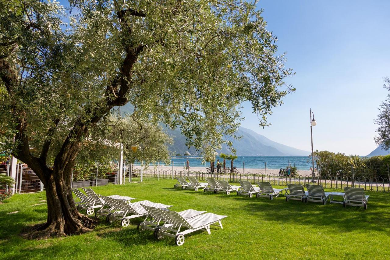 Hotel Baia Azzurra - Lake Front Torbole Sul Garda Екстериор снимка