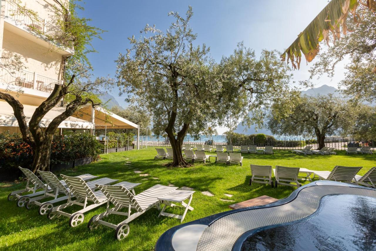 Hotel Baia Azzurra - Lake Front Torbole Sul Garda Екстериор снимка