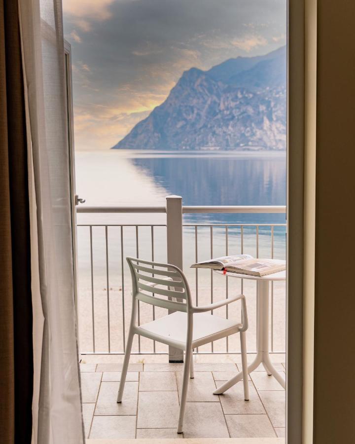 Hotel Baia Azzurra - Lake Front Torbole Sul Garda Екстериор снимка