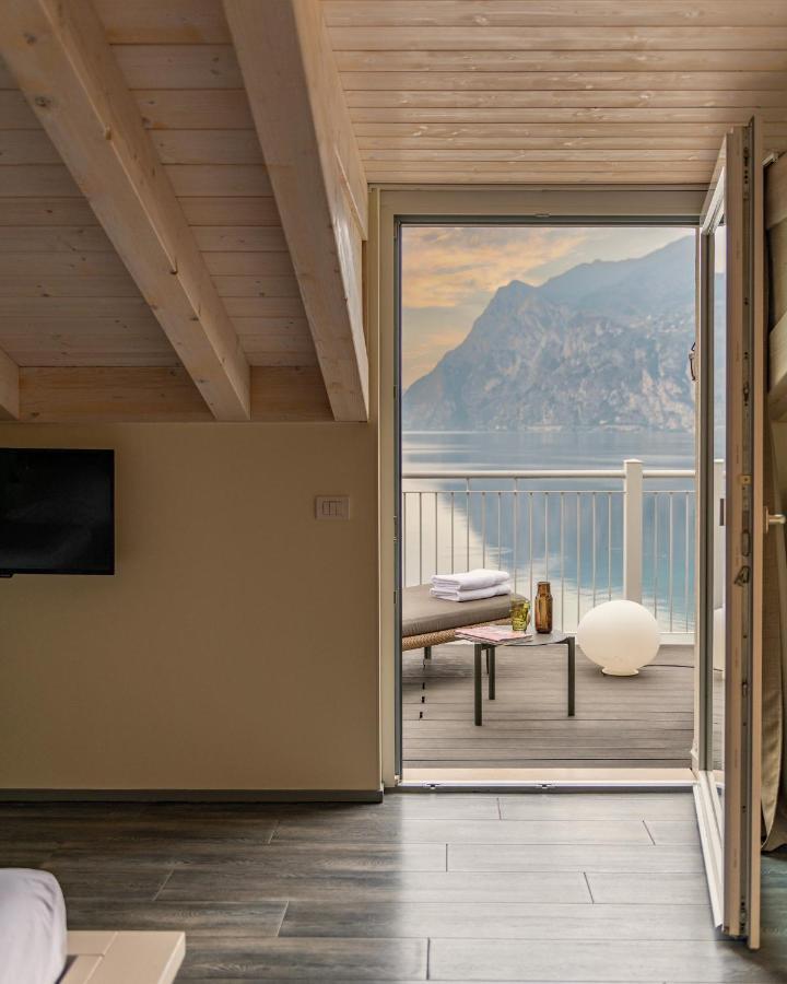 Hotel Baia Azzurra - Lake Front Torbole Sul Garda Екстериор снимка