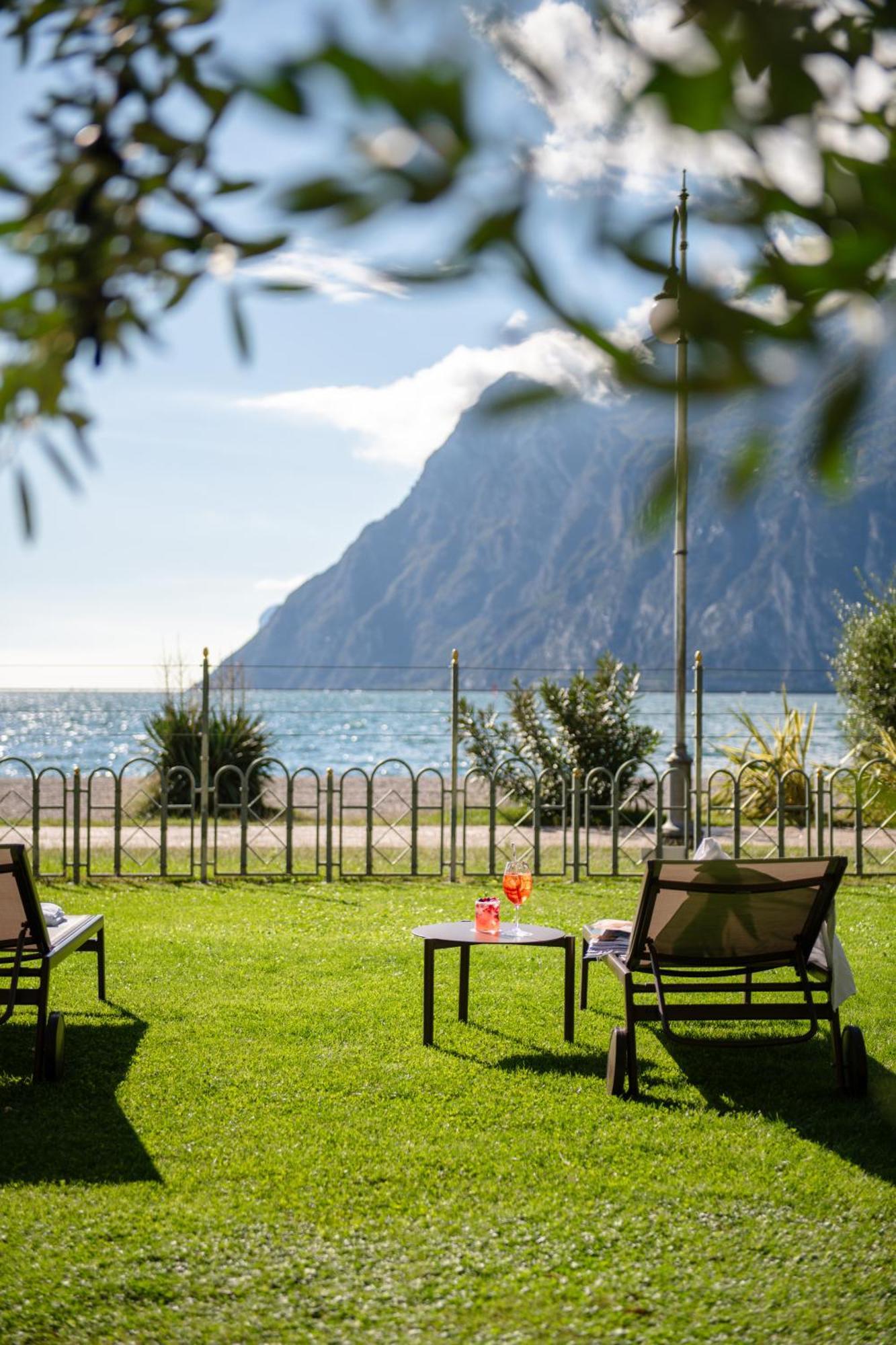 Hotel Baia Azzurra - Lake Front Torbole Sul Garda Екстериор снимка