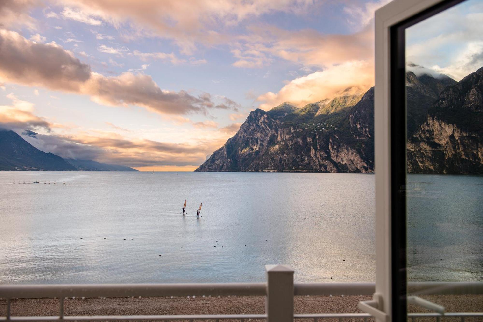 Hotel Baia Azzurra - Lake Front Torbole Sul Garda Екстериор снимка