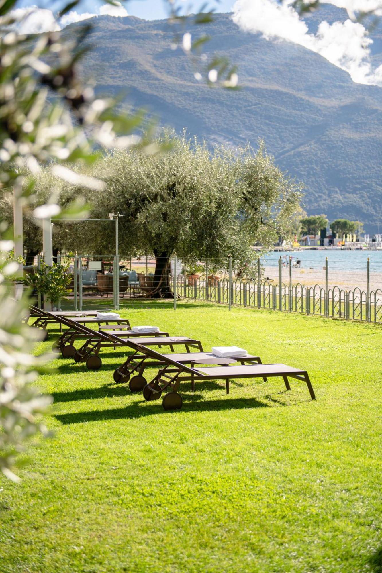 Hotel Baia Azzurra - Lake Front Torbole Sul Garda Екстериор снимка