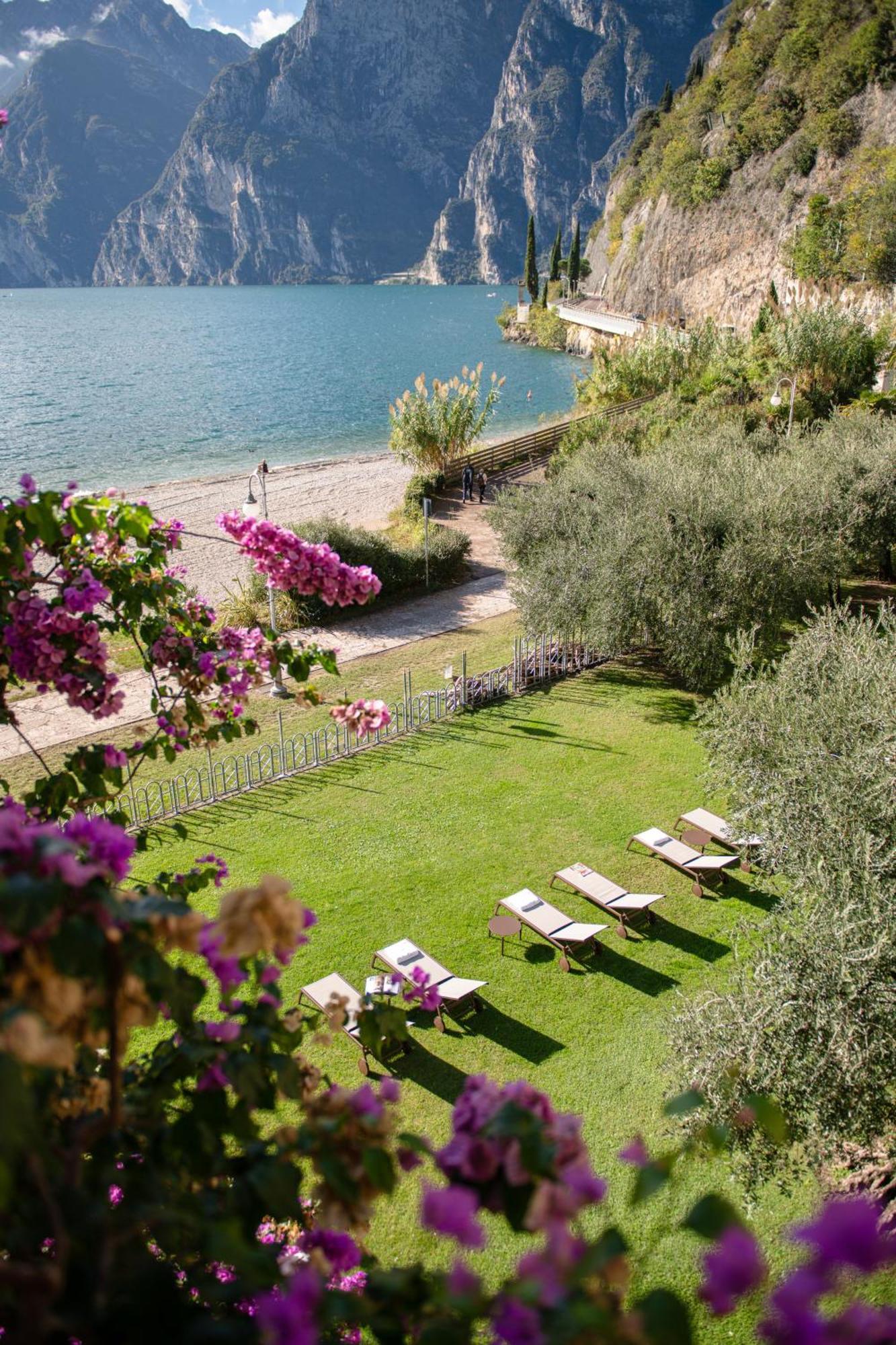 Hotel Baia Azzurra - Lake Front Torbole Sul Garda Екстериор снимка