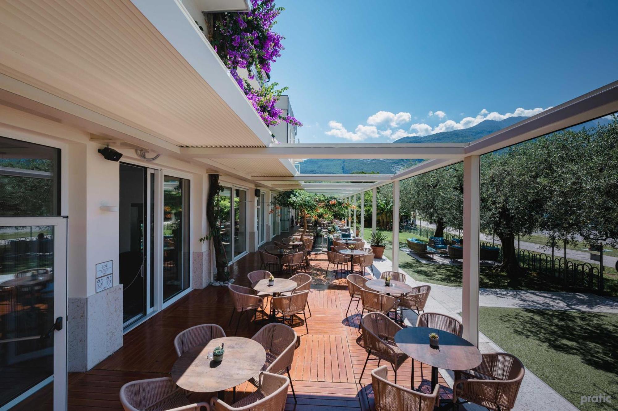 Hotel Baia Azzurra - Lake Front Torbole Sul Garda Екстериор снимка