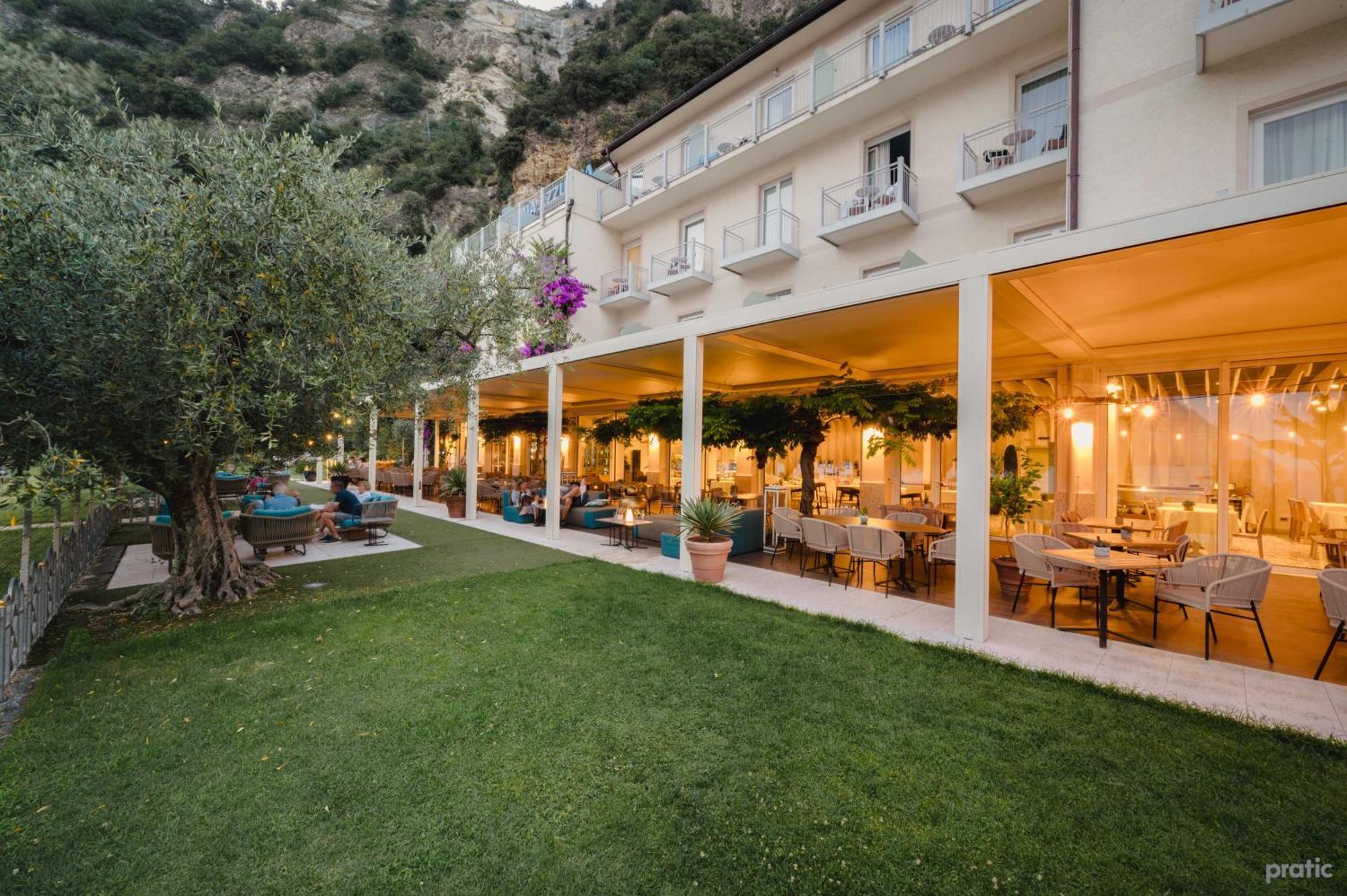 Hotel Baia Azzurra - Lake Front Torbole Sul Garda Екстериор снимка