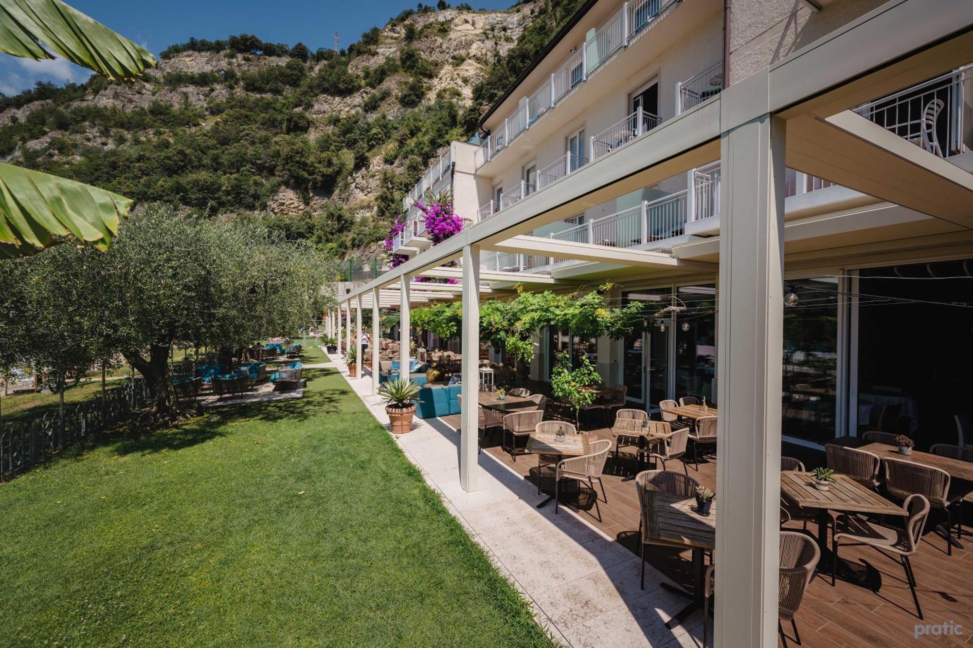 Hotel Baia Azzurra - Lake Front Torbole Sul Garda Екстериор снимка