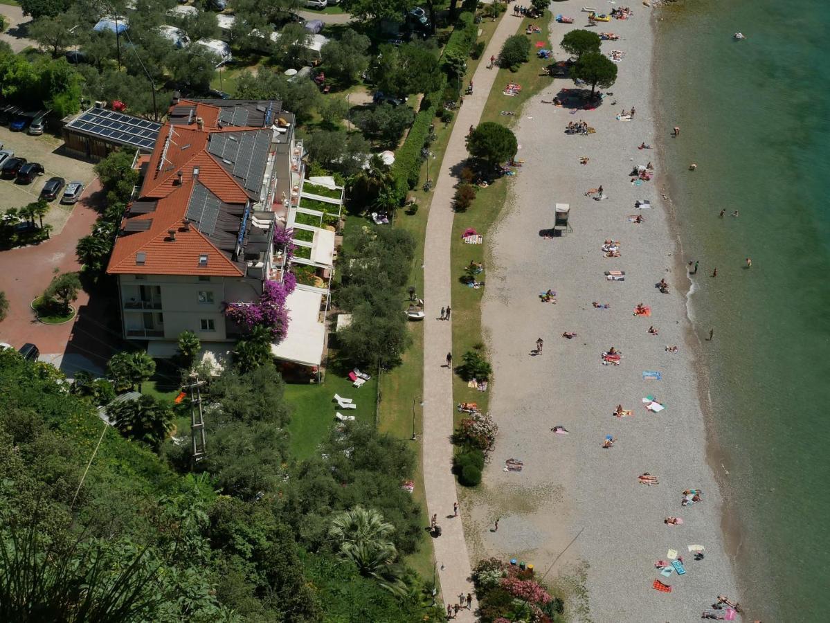 Hotel Baia Azzurra - Lake Front Torbole Sul Garda Екстериор снимка