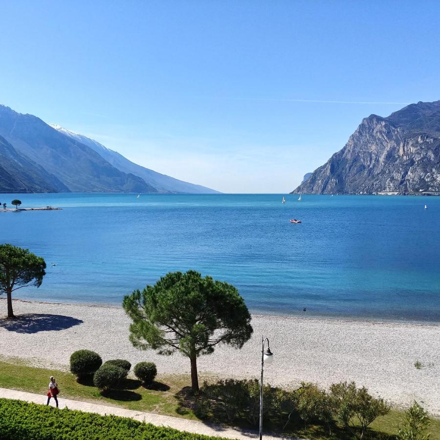 Hotel Baia Azzurra - Lake Front Torbole Sul Garda Екстериор снимка