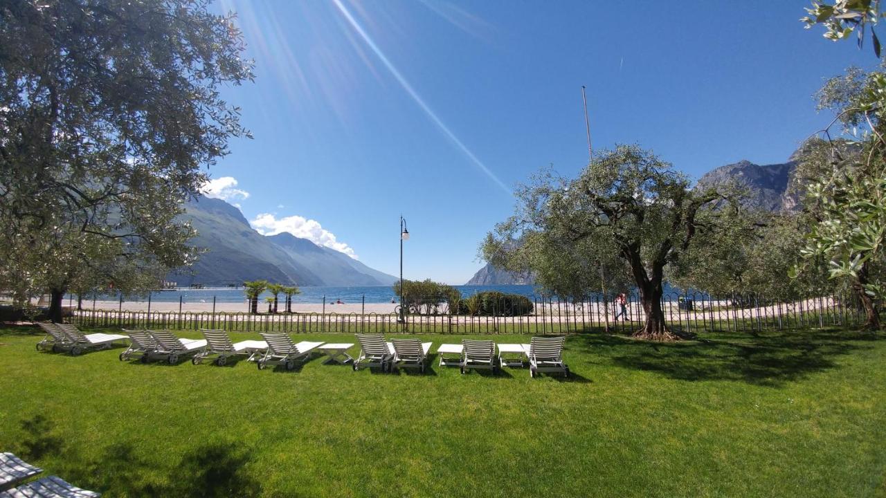 Hotel Baia Azzurra - Lake Front Torbole Sul Garda Екстериор снимка