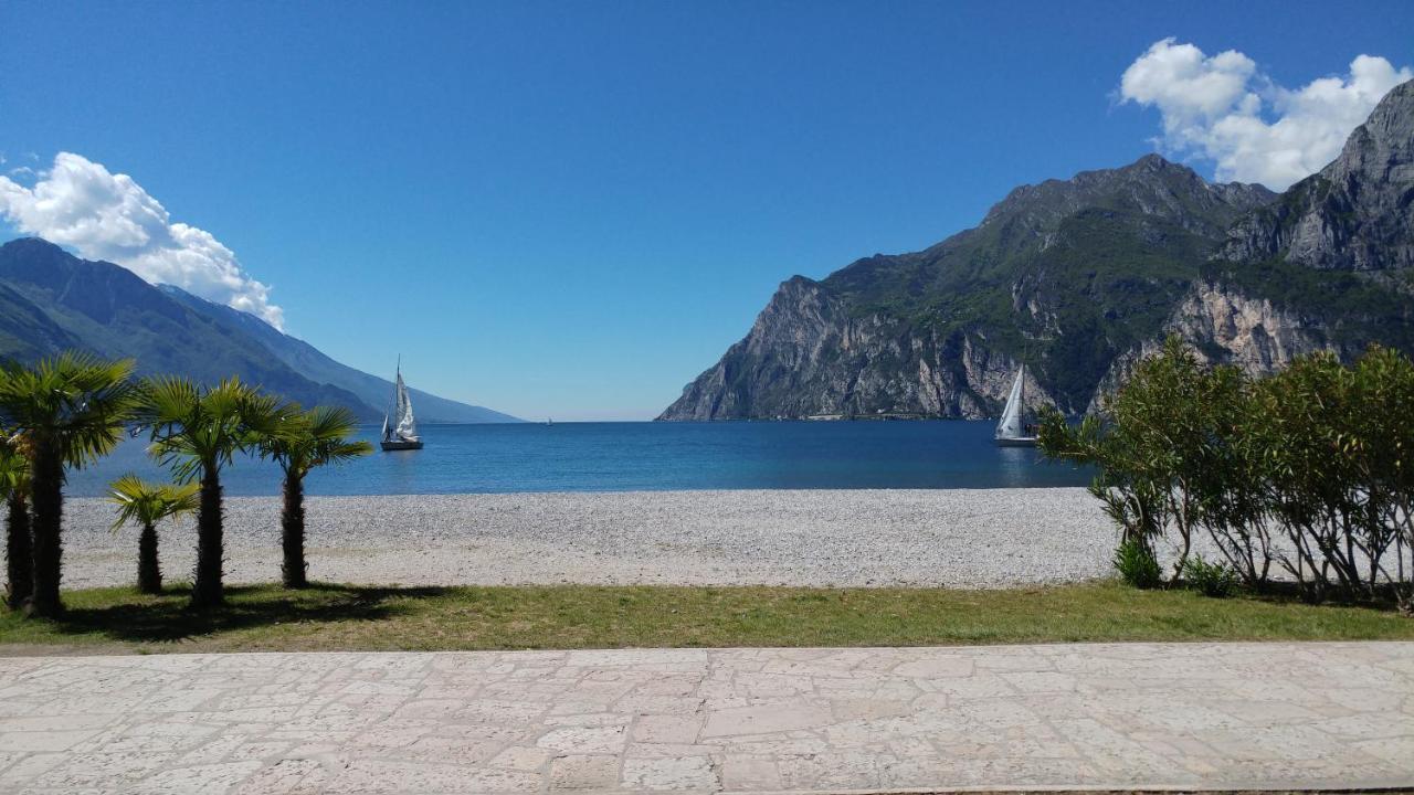 Hotel Baia Azzurra - Lake Front Torbole Sul Garda Екстериор снимка