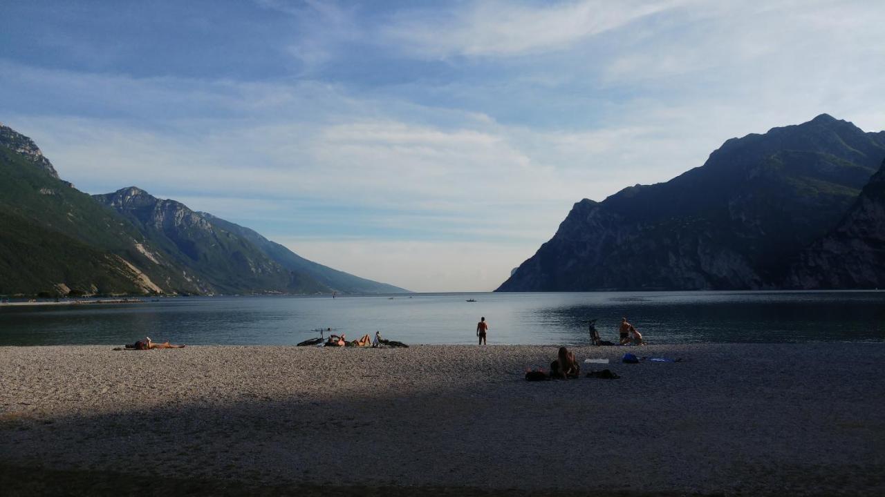 Hotel Baia Azzurra - Lake Front Torbole Sul Garda Екстериор снимка